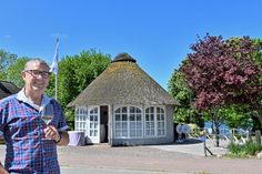 Kleiner Pavillon, große Geschichte: Noch vor Jahrzehnten wurden hier in einem älteren Gebäude Saatgut und Kohlen verkauft, erzählt Nils Loenicker alias „Bauer Hader“, der hier Weinseminare und einiges mehr anbietet.