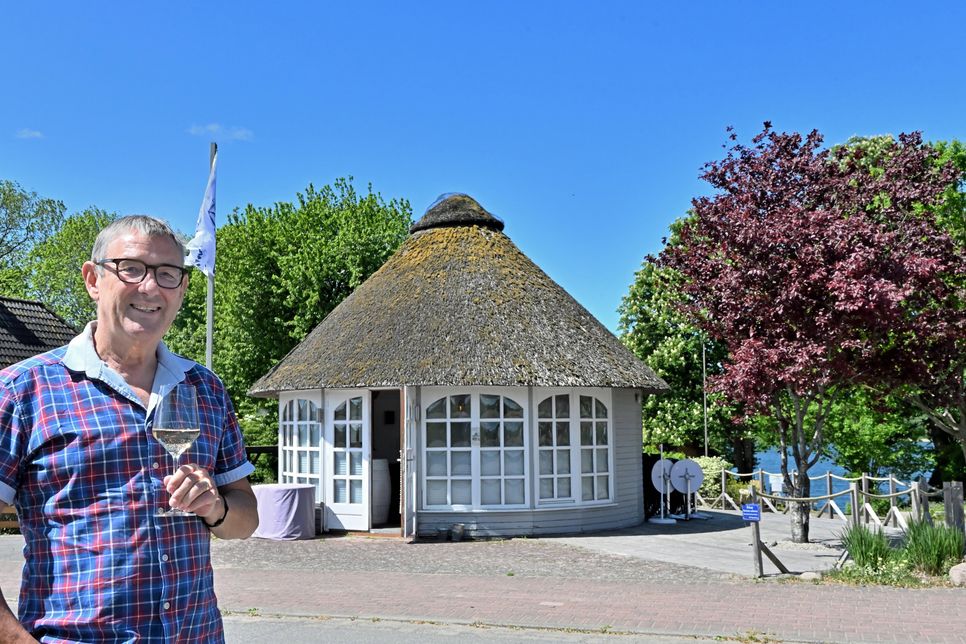 Kleiner Pavillon, große Geschichte: Noch vor Jahrzehnten wurden hier in einem älteren Gebäude Saatgut und Kohlen verkauft, erzählt Nils Loenicker alias „Bauer Hader“, der hier Weinseminare und einiges mehr anbietet.
