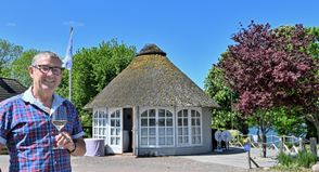 Kleiner Pavillon, große Geschichte: Noch vor Jahrzehnten wurden hier in einem älteren Gebäude Saatgut und Kohlen verkauft, erzählt Nils Loenicker alias „Bauer Hader“, der hier Weinseminare und einiges mehr anbietet.