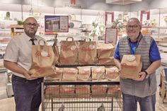 Oldenburgs famila-Warenhausleiter Selim Altindagoglu und der 1. Vorsitzende der Tafel Oldenburg, Jörg Zander, mit den vorgepackten Spendentüten im famila-Warenhaus. Beide freuen sich, dass die Aktion so gut angenommen wird und bedanken sich herzlich für die Hilfsbereitschaft der famila Kundinnen und Kunden.