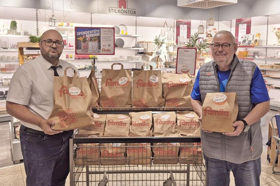 Oldenburgs famila-Warenhausleiter Selim Altindagoglu und der 1. Vorsitzende der Tafel Oldenburg, Jörg Zander, mit den vorgepackten Spendentüten im famila-Warenhaus. Beide freuen sich, dass die Aktion so gut angenommen wird und bedanken sich herzlich für die Hilfsbereitschaft der famila Kundinnen und Kunden.