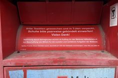 Textilien sollen gewaschen und in Tüten verpackt in den Container gegeben werden. So ist es auch auf der Klappe vermerkt.