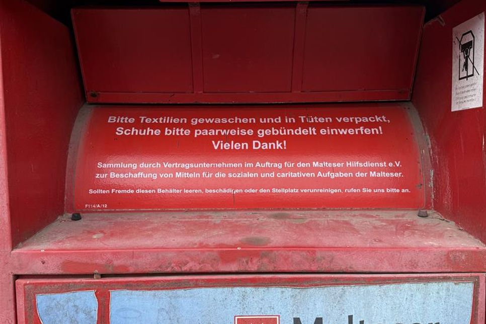 Textilien sollen gewaschen und in Tüten verpackt in den Container gegeben werden. So ist es auch auf der Klappe vermerkt.
