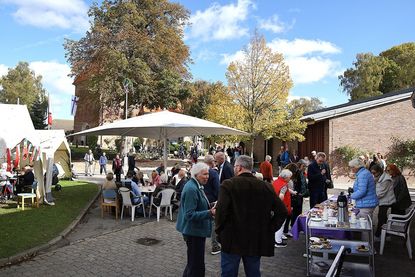 Zahlreiche Besucherinnen und Besucher kamen rund um die St. Nicolai-Kirche zusammen.