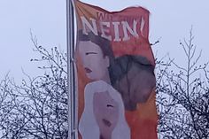 Mit der Aktionsflagge vor dem Grömitzer Rathaus wurde auf den „Internationalen Tag zur Beseitigung von Gewalt gegen Frauen“ aufmerksam gemacht.