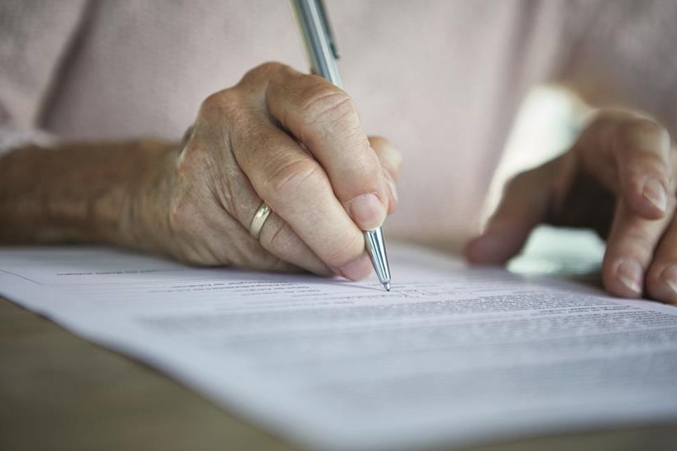 Präzise Formulierungen im Testament sorgen dafür, dass die eigenen Wünsche respektiert werden.