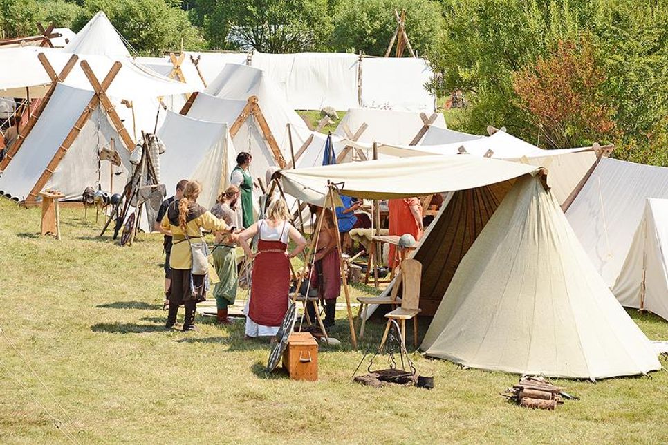 Das Mittelalter wird lebendig nachempfunden, hier das Zeltlager.