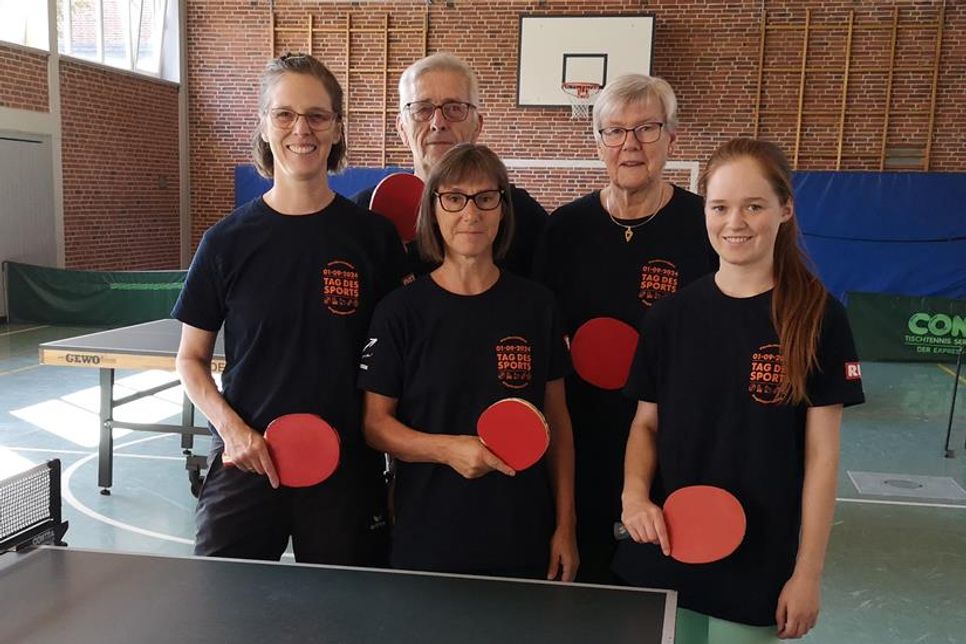 Bente Grimm, Karl-Heinz Flackus, Hilke Lüder, Nina Flackus und Elin Grimm (v. lks.).
