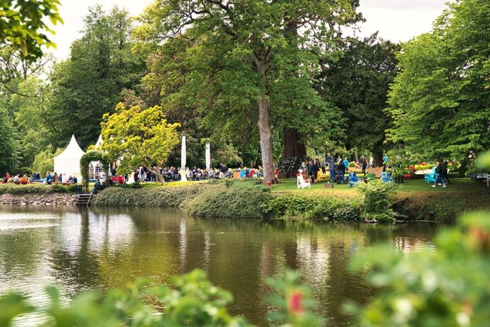 Zahlreiche Ausstellerstände finden sich auch im Schlosspark.