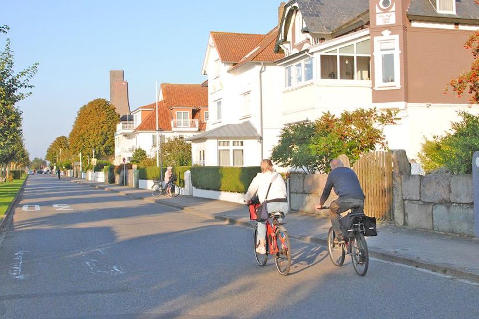Die Strandstraße in Laboe teilen sich Auto- und Radfahrer. Die Gemeinde wurde vor zwei Jahren nicht bewertet, weil zu wenige Radfahrer an der Umfrage teilgenommen hatten.