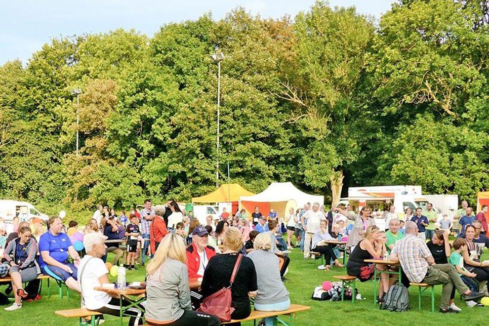 Viele Infostände und ein buntes Unterhaltungsprogramm samt Tombola runden die Laufveranstaltung auf der Moorteichwiese ab.