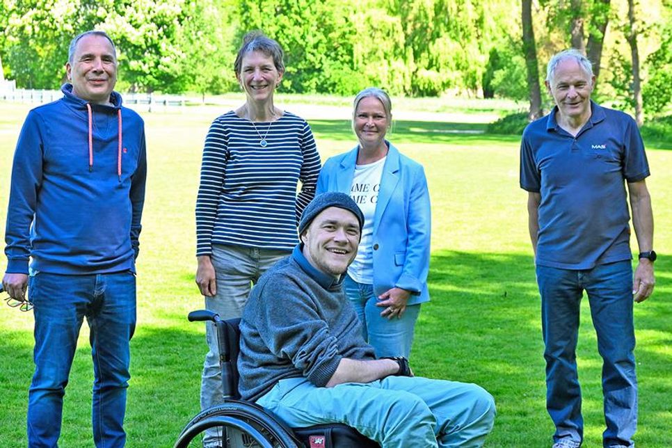 Die Vertreter des Organisationsteams und der Kooperationspartner (v. l.) Oliver Wessel, Peer-Beratung Kieler Fenster, Birte Meyer, Selbsthilfe Kontaktstelle Kiel, Claudia Krüger, Aok Nord-West, Spezialistin für Selbsthilfeförderung, Jens Meyer, Vorsitzender des Lauftreffvereins Kiel-Ost und Florian Hebbel (im Rollstuhl), niedergelassener psychologischer Psychotherapeut in Altenholz und ehemaliger Kieler Fenster Mitarbeiter, werben für Teilnehmer beim Mut-lauf am 14. Juni auf der Moorteichwiese.