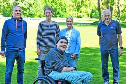 Die Vertreter des Organisationsteams und der Kooperationspartner (v. l.) Oliver Wessel, Peer-Beratung Kieler Fenster, Birte Meyer, Selbsthilfe Kontaktstelle Kiel, Claudia Krüger, Aok Nord-West, Spezialistin für Selbsthilfeförderung, Jens Meyer, Vorsitzender des Lauftreffvereins Kiel-Ost und Florian Hebbel (im Rollstuhl), niedergelassener psychologischer Psychotherapeut in Altenholz und ehemaliger Kieler Fenster Mitarbeiter, werben für Teilnehmer beim Mut-lauf am 14. Juni auf der Moorteichwiese.