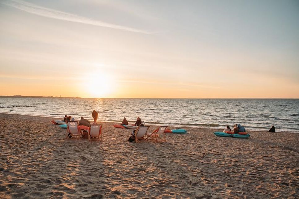 Wenn der Tag gerade erst erwacht, gibt es in der Lübecker Bucht den „Ersten Kaffee des Tages“ - direkt am Strand, serviert bei Sonnenaufgang. (Foto: www.luebecker-bucht-ostsee)