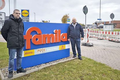 Daniel Dietz (stellvertretender Warenhausleiter) und Selim Altindagoglu (Warenhausleiter) mit einem Teilbereich der Baustelle im Hintergrund verweisen auf eine gute Erreichbarkeit trotz Baustellenarbeiten