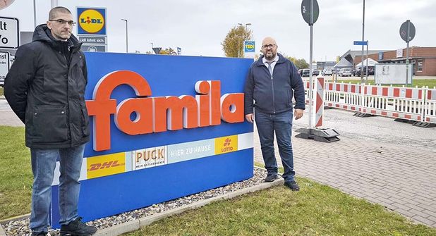 Daniel Dietz (stellvertretender Warenhausleiter) und Selim Altindagoglu (Warenhausleiter) mit einem Teilbereich der Baustelle im Hintergrund verweisen auf eine gute Erreichbarkeit trotz Baustellenarbeiten