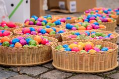 Der Gewerbeverein organisiert den Ostermarkt mit dem Verkauf vom „größten Ei des Nordens“, das aus 3.000 gefärbten Eiern besteht.