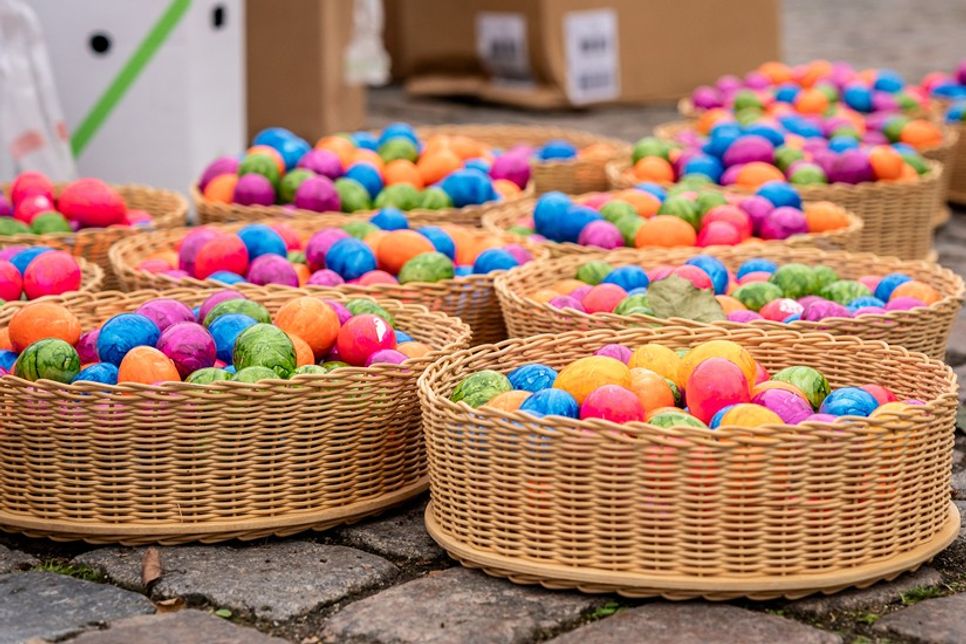 Der Gewerbeverein organisiert den Ostermarkt mit dem Verkauf vom „größten Ei des Nordens“, das aus 3.000 gefärbten Eiern besteht.