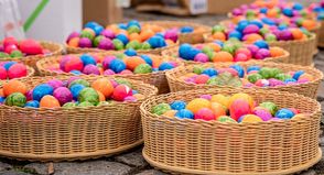 Der Gewerbeverein organisiert den Ostermarkt mit dem Verkauf vom „größten Ei des Nordens“, das aus 3.000 gefärbten Eiern besteht.