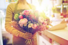 Frisch gebunden und liebevoll arrangiert: Ein Blumenstrauß vom Floristen ist ein Klassiker zum Muttertag.