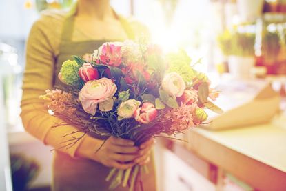 Frisch gebunden und liebevoll arrangiert: Ein Blumenstrauß vom Floristen ist ein Klassiker zum Muttertag.