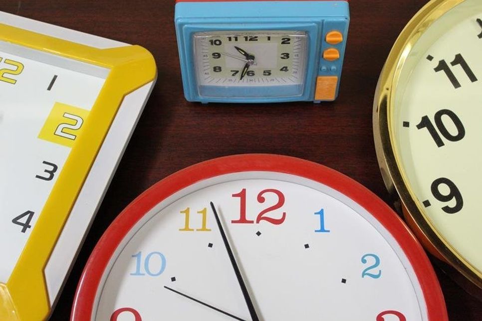 Viertel vor, dreiviertel vier, fünf nach zwei - die Uhr zu lernen kann schon verwirrend sein, muss es aber nicht, solange man einen Schritt nach dem anderen macht.