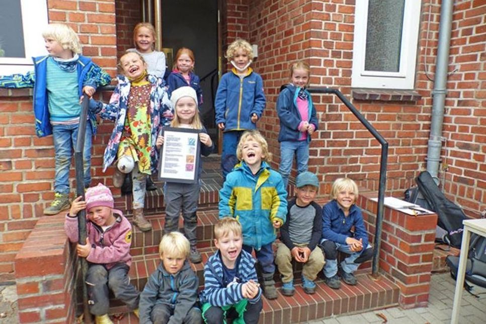 Die kleinen Wanderratten sind die Naturgruppe des Gemeindekindergartens Mönkeberg. Mit spannenden Techniken haben sie Bilder zu den vier Elementen gemalt und freuen sich, dass ihre Kunstwerke nun im Gemeindebüro gezeigt werden