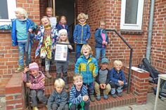 Die kleinen Wanderratten sind die Naturgruppe des Gemeindekindergartens Mönkeberg. Mit spannenden Techniken haben sie Bilder zu den vier Elementen gemalt und freuen sich, dass ihre Kunstwerke nun im Gemeindebüro gezeigt werden