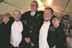 Geschultert und unter Beifall wurde der neue Regent nach seiner Verkündung durchs Festzelt getragen