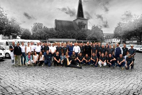 25 Jahre: Die damaligen Mitarbeiter posierten 2016 gemeinsam mit Firmenchef Thomas Knop (Mitte) auf dem Marktplatz.