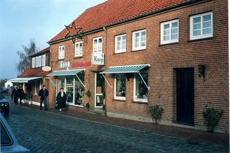 1991 bis 1998 befand sich der Betrieb in der Klosterstraße in Neustadts Innenstadt.