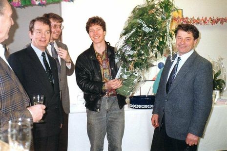 Glückwünsche zur Firmengründung 1991: Thomas Knop (Mitte) freute sich über die Glückwünsche bei der Eröffnung seines Elektrotechnikbetriebes.