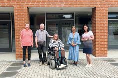 Sandra Wunsch (von links), Uwe Jahnke, Burga Muhs, Daniela Imkamp und Bürgermeisterin Bettina Schäfer freuen sich über die Eröffnung des Parkinson- und Demenzcafés.