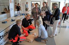 Die Hilfsorganisationen DLRG und DRK beleuchteten an ihrem gemeinsamen Info-Stand das Thema „Reanimation“ und führten mobile Defibrillatoren vor. Auch waren Laien-Reanimation und Blutdruckmessung möglich.