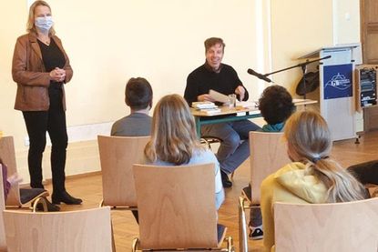 Lesefreunde und Umgang mit Texten als Bildungsziel: Schriftsteller Arne Rautenberg besuchte die fünften Klassen.