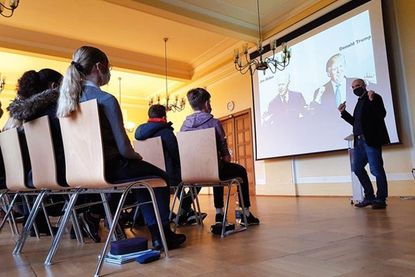 Spannung vor und nach den US-Wahlen: Philosoph und Wissenschaftler Dr. Claus Langbehn diskutierte mit Schülern des Gymnasiums Wellingdorf.