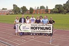 Die ehrenamtlichen Helfer und Unterstützer des Benefizveranstaltung „Lauf ins Leben“ um „Kult-Sportlehrer“ Erhard Görlich (3.v.r.)  hoffen auf ein großes Teilnehmerfeld. Mannschaftsmeldungen sind ab sofort möglich.