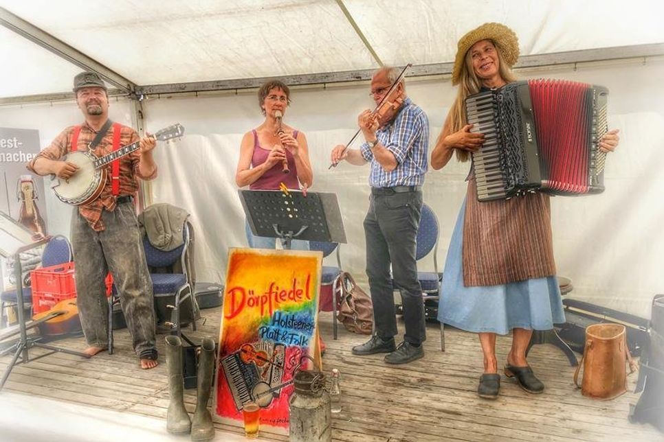Rettin. Am Samstag, dem 7. September spielt die Ostholsteiner Band Dörpfiedel ab 19.30 Uhr im Eiscafé Adventuregolf in Rettin aus ihrem abwechslungsreichen und schwungvollen Programm Lieder auf Holsteiner Platt und internationale Folklore bei freiem Eintritt. (red)