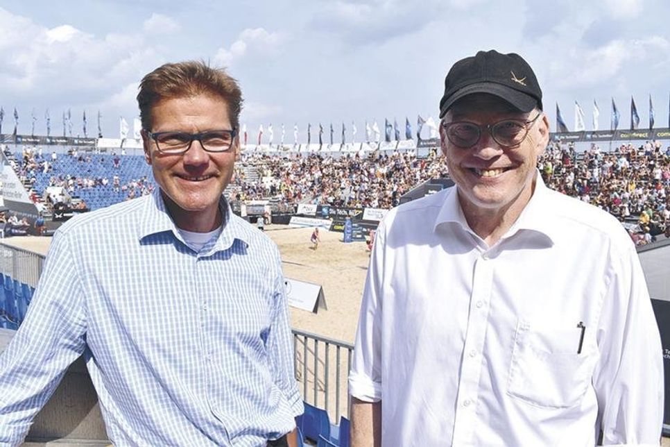 Zwei der wichtigsten Menschen bei den Deutschen Beachvolleyball-Meisterschaften in Timmendorfer Strand: Tourismuschef Joachim Nitz (links) und Organisator Frank Mackerodt. (Foto: René Kleinschmidt)