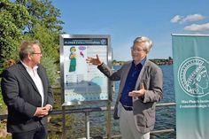 Bürgermeister Lars Winter und Direktor Diethard Tautz eröffneten den Evolutionspfad an seiner ersten Station an der Marktbrücke.