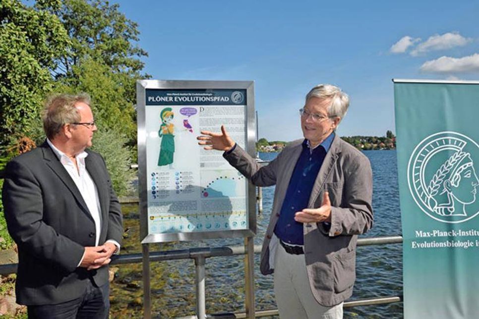 Bürgermeister Lars Winter und Direktor Diethard Tautz eröffneten den Evolutionspfad an seiner ersten Station an der Marktbrücke.