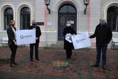 Cora Brockmann (Stadtmarketing), Jörg Saba (Bürgermeister), Heike Müller und Michael Kümmel (beide KulTour Oldenburg in Holstein gGmbH) stellten am 11. Dezember das neue Markendesign gemeinsam vor. „Ich freue mich darauf, das neue Logo verwenden zu können. Es ist vielseitig einsetzbar und wird künftig unsere Streuartikel wie Kugelschreiber oder auch umweltfreundlichen Taschen der KulTour Oldenburg in Holstein gGmbH zieren“, lobte Michael Kümmel das neue Design.