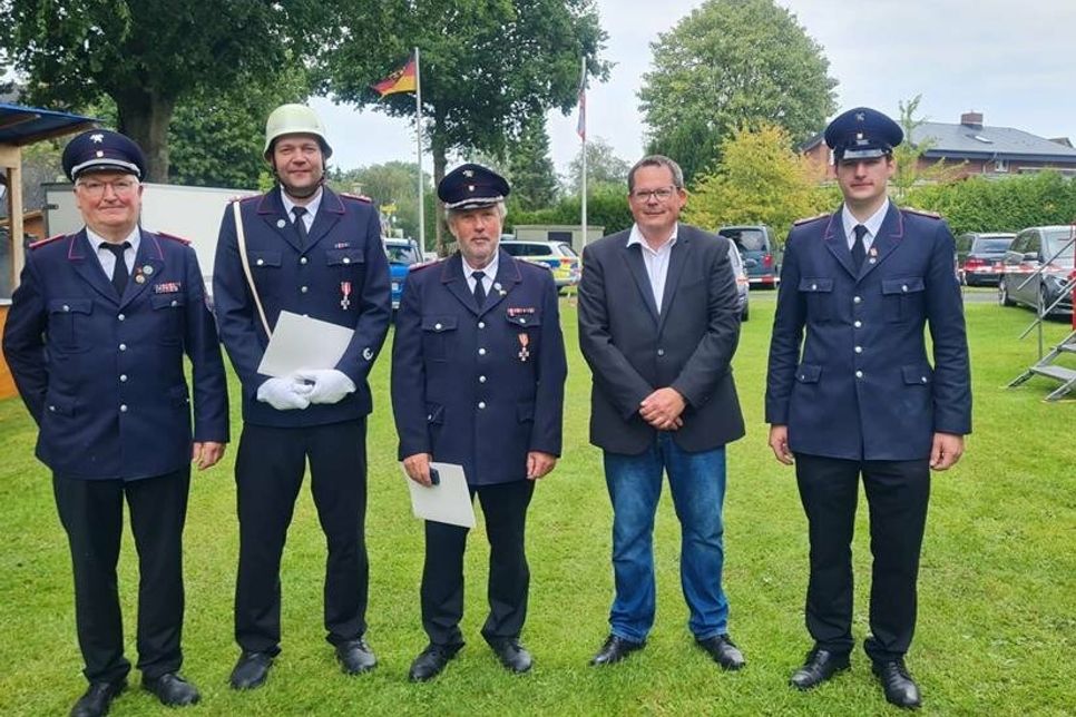 Thorsten Ahrens, Fabian Klüver, Wolfgang Sager, Bürgermeister Sebastian Rieke und Sebastian Münchow (v. lks.).