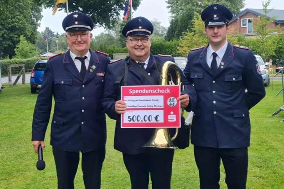 Übergabe der Spende an den Musikzug der Gemeindewehr Grömitz.