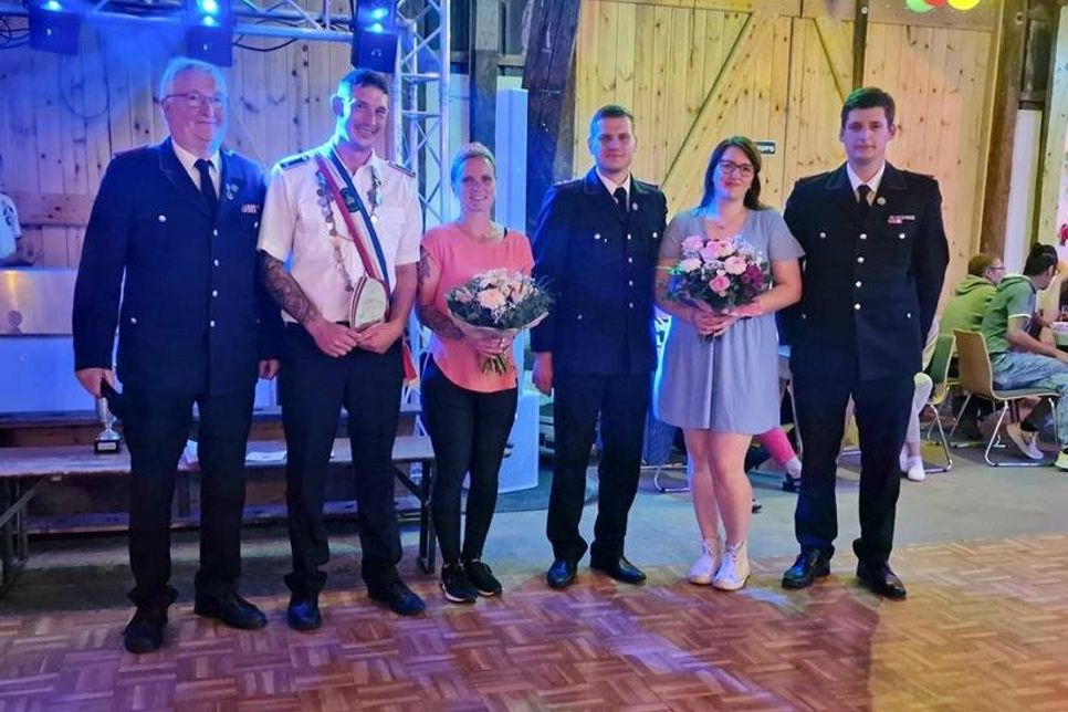 Thorsten Ahrens, Dörps-König Johannes Kühnert und Nadine Krüger, Claas-Hendrik Morbach, Sina Ahrens und Sebastian Münchow (v. lks.).