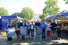 Bürgermeister Mirko Spieckermann, die Wochenmarkthändler und das Stadtmarketing freuen sich auf den sommerlichen Themenwochenmarkt am Freitag.