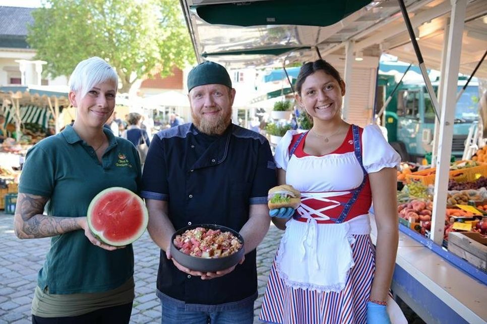 Zum Einstimmen: Tabea Schmidt von Obst und Gemüse Lüth, Dirk Schwensfeier von Gusto mio und Lea Wignanek (v. lks.) von Fischspezialitäten Maaß präsentieren „Matjes und Melone“ und was man daraus zaubern kann.