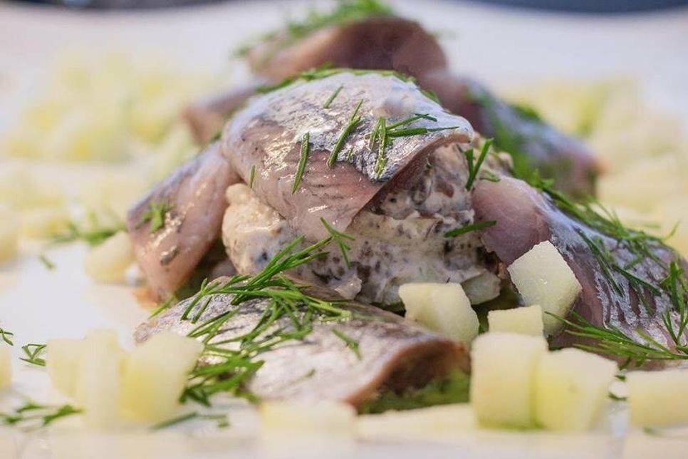 Ein Klassiker: Matjes Hausfrauen Art. Viele weitere Rezepte und Inspirationen gibt es am Freitag auf dem Wochenmarkt.