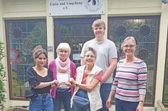Zusammen mit ihrer jetzt ehemaligen Lehrerin Anne Süchting-Rose übergaben Elina und Lasse die Klassenkasse der jetzt ebenfalls ehemaligen 10. Klasse der Arnesbokeschule an Annegret Lübkow und Barbara Mohr vom Eutiner Tierheim.