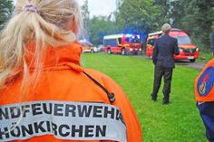 Mädchen und Jungen der Jugendfeuerwehr verfolgen gespannt die Einfahrt der neuen Fahrzeuge.
